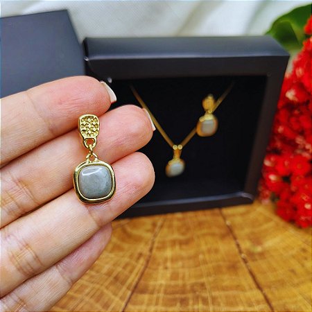 Conjunto de Colar e Brincos de Pedra Jaspe Policromática Quadrada Banhado a Ouro