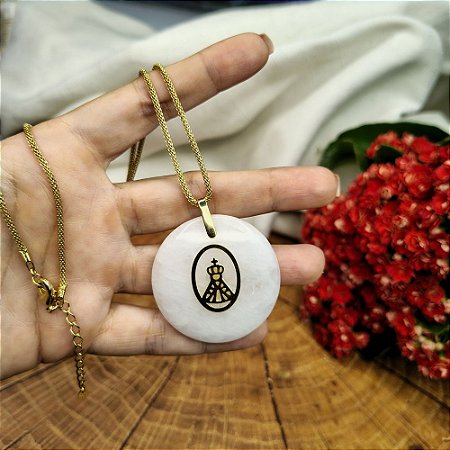 Colar de Corrente Grossa com Pingente de Quartzo Branco e Detalhe de Nossa Senhora Banhado a Ouro