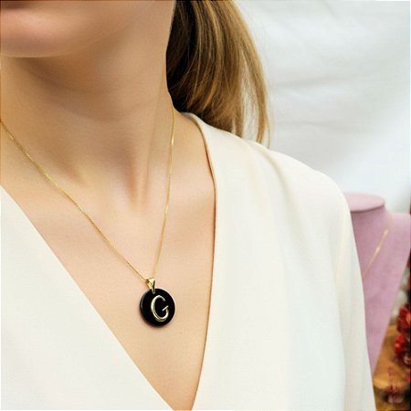 Colar com Pingente de Pedra Ônix e Letra Banhado a Ouro