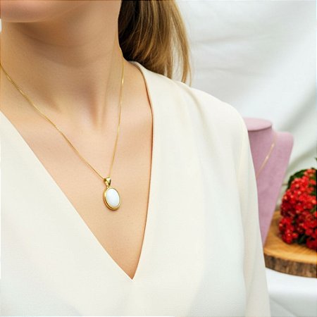 Colar Corrente Veneziana com Pingente Oval de Madrepérola Banhado a Ouro