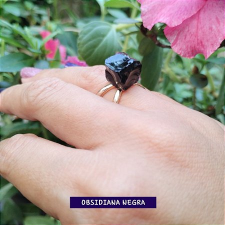 Anel Cruzado com Pedra Bruta Obsidiana Negra Banhado a Ouro
