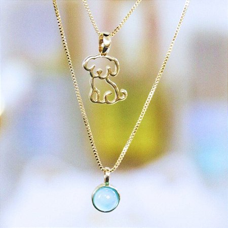 Colar Duplo com Pingente de Cachorro e Pedra Natural Ágata Azul Céu Banhado a Ouro