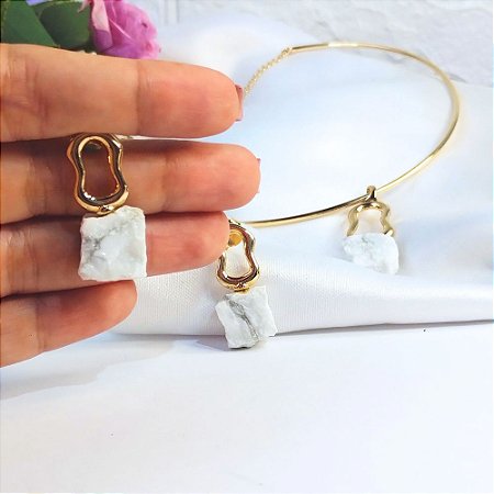 Conjunto com Choker Aro e Pingentes de Pedra Bruta Howlita Branca Banhado a Ouro