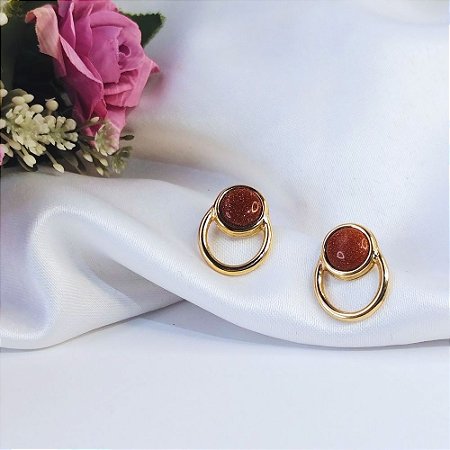 Brinco Sinete com Pedra Redonda Pedra do Sol Banhado a Ouro