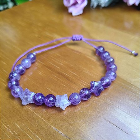 Pulseira Artesanal de Macramê com Pedra Natural Ametista e Estrelas em Fio Encerado
