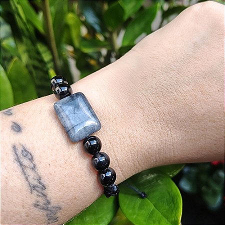 Pulseira com Ágata Preta e Jade Smoke central em Macramê Fio Encerado