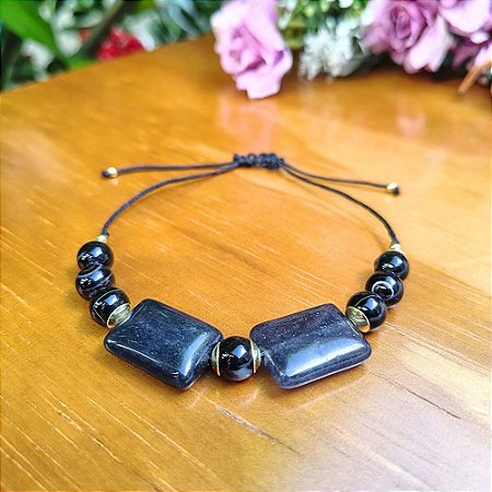 Pulseira Artesanal de Macramê com Ágata Preta, Jade Smoke e detalhes em ouro no Fio Encerado