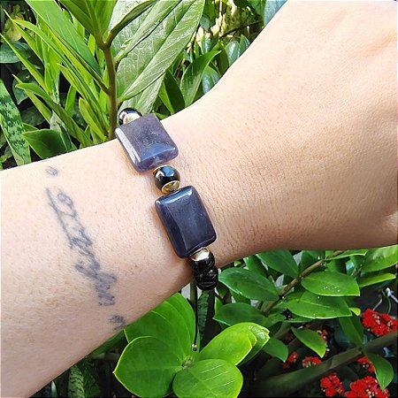 Pulseira com Ágata Preta, Jade Smoke e detalhes em ouro Macramê de Fio Encerado
