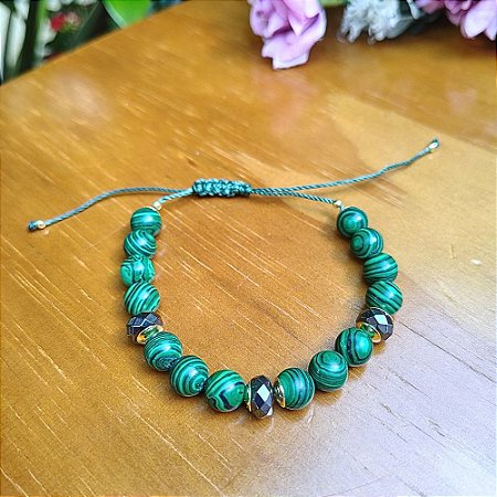 Pulseira Artesanal de Macramê com Malaquita, Hematita e detalhes em ouro no Fio Encerado