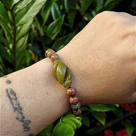 Pulseira Artesanal de Macramê com Unakita e Jade Oliva central em Fio de Encerado