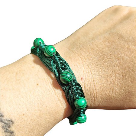 Pulseira artesanal com pedra natural Malaquita de macramê entrelaçado