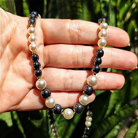 Colar de Pérolas e Hematita Natural com Detalhes Banhados a Ouro
