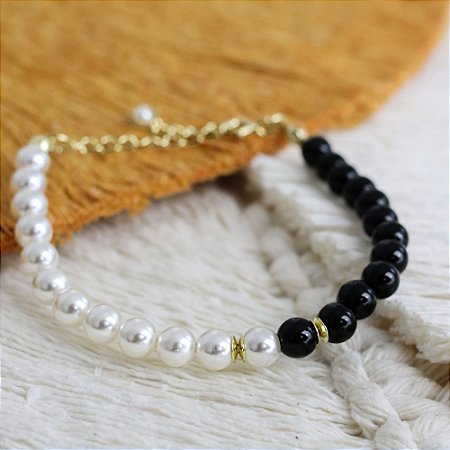Pulseira de Pérolas e Ônix Natural 6mm com Detalhes Banhados a Ouro