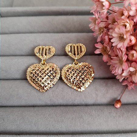 BRINCO COM PINGENTE CORAÇÃO VAZADO BANHADO EM OURO 18K