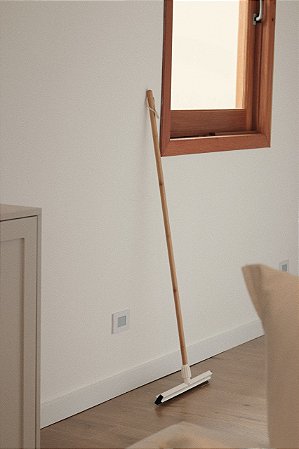 rodo com cabo de bambu branco