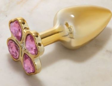 Plug de Metal Dourado Com Trevo Cor Rosa  TAM-P (HA137)
