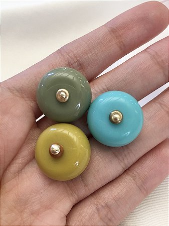 Brinco botão resina detalhe dourado