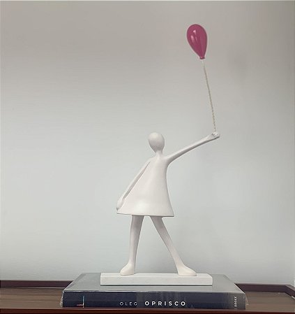 Escultura Menina com Balão Rosa
