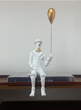 Escultura Palhaço Sentado com Balão Dourado