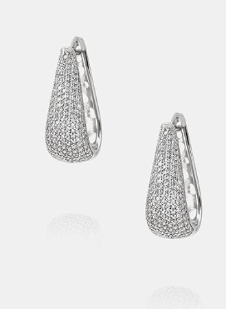 Brinco Argola oval cravejada com zircônias no ródio branco.