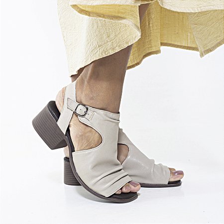 Sandália Salto Bloco Cláudia Venutti (Off-White)