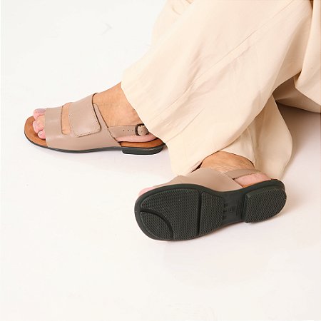 Sandália Rasteira Brenda Venutti (Amendoa)