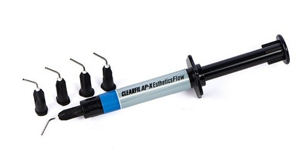 Resina Clearfil AP-X Esthetics Flow 2,7g ( A2D)  - Kuraray Embalagem com 1 seringa de 2,7g e 5 pontas