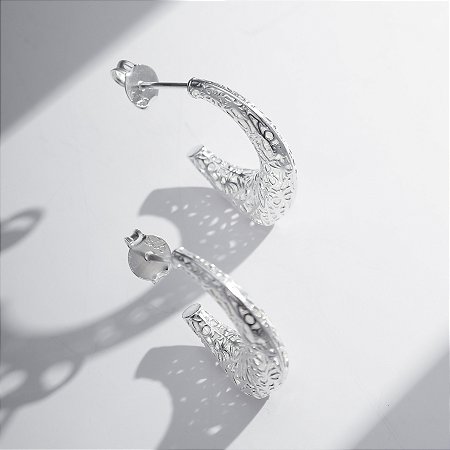 Brinco meia argola gota renda italiana prata 925