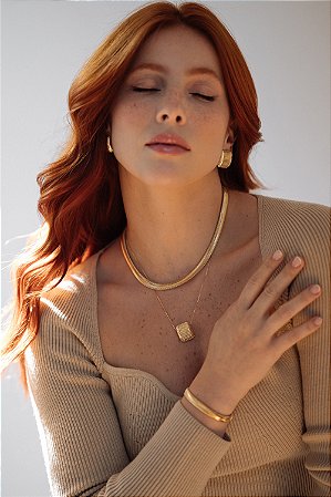 Colar Quadrado Texturizado Banho de Ouro 18 k