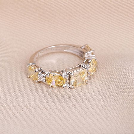 ANEL COM PEDRAS QUADRADAS E EM FORMATO GOTA