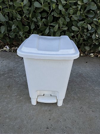 Lixeira Plástica Redonda com Pedal 7L