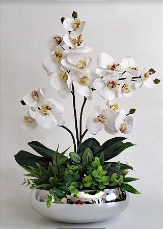 Arranjo de Orquídeas Brancas de silicone mais folhagens de Eucalipto e Vaso de Vidro Cromado na Cor Prata