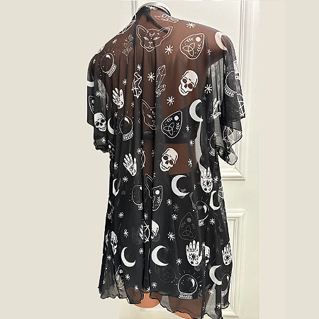 Kimono Dark em Tule Transparente Rock Gótica Caveiras, Pentagramas e Gatos Tamanho Único
