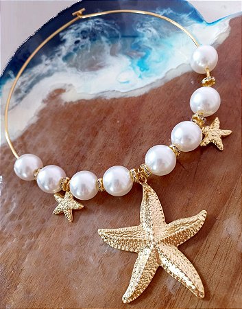 Choker Dourado com Pingente e Pérolas Concha, Coral ou Estrela do Mar