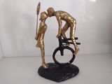 ESCULTURA CASAL CICLISTA ADORNO DECORATIVO CICLISTA