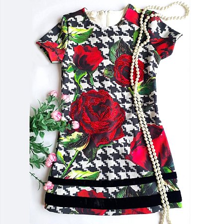 vestido com estampa de rosas vermelhas