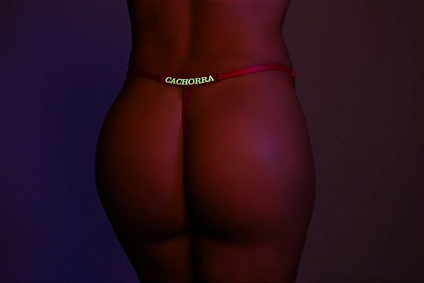 CALCINHA COM A FRASE "CACHORRA" EM NEON (BRILHA NO ESCURO) - COR PRETA
