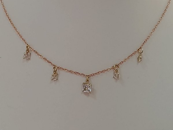 Gargantilha com zircônia carré.
