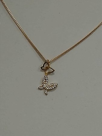 Gargantilha com pingente borboleta no bruto.