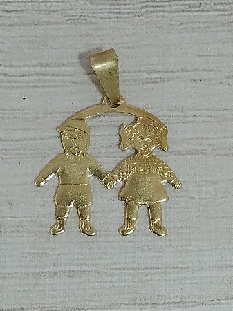 Pingente menina e menino