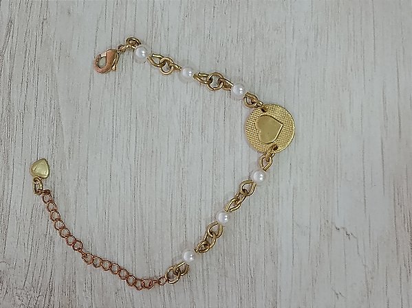 Pulseira pérola com moeda com desenho coração