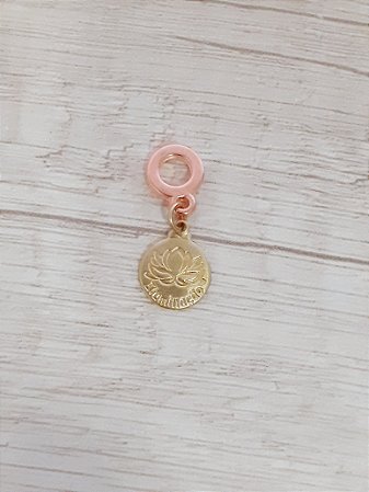 Berloque moeda flor de lótus