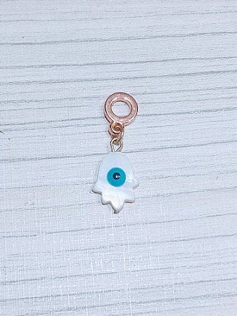 Berloque mão em madrepérola e olho grego