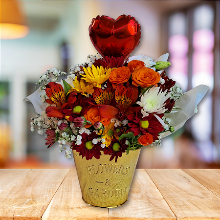 Arranjo Flores Vaso Dourado.  Mix de Flores naturais