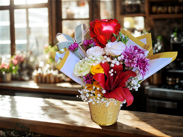 Arranjo Flores Vaso Dourado. Buque Mix de Flores naturais