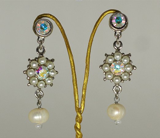 Brinco flor de strass base prata