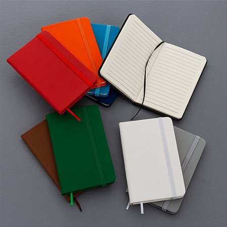 Caderneta tipo moleskine, capa emborrachada, miolo pautado, elástico e marcador de página em cetim