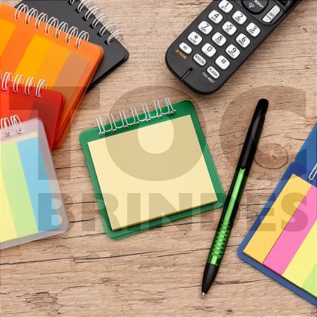 Bloco para anotações com capa plástica e bloquinhos autoadesivos coloridos