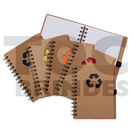 Bloco para anotações capa kraft com símbolo reciclado, folhas coloridas iniciais, miolo pautado e porta caneta