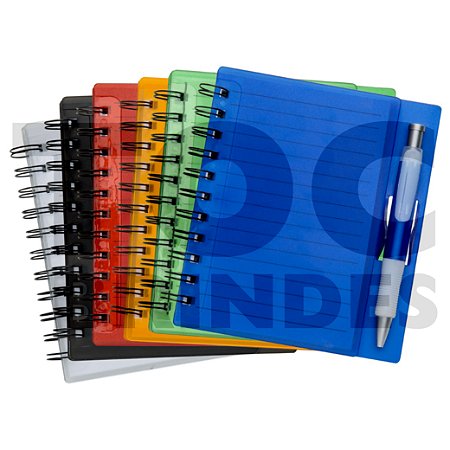 Bloco para anotações com capa plástica e caneta plástica com detalhe na mesma cor da capa